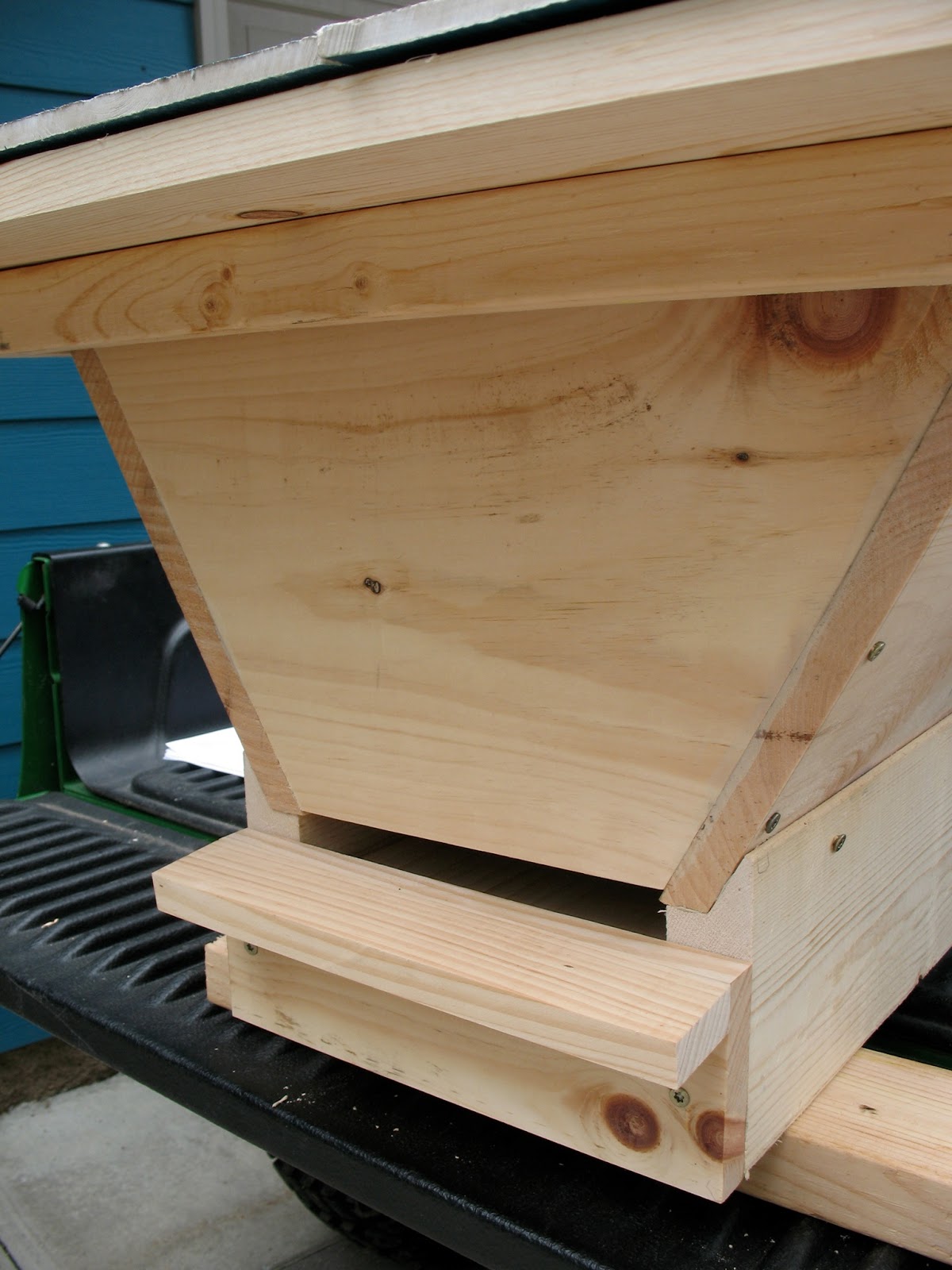 Oak Hill Apiary Kenyan topbar hive.