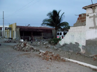 Ventania derruba muro na cidade de Pedra Lavrada/PB