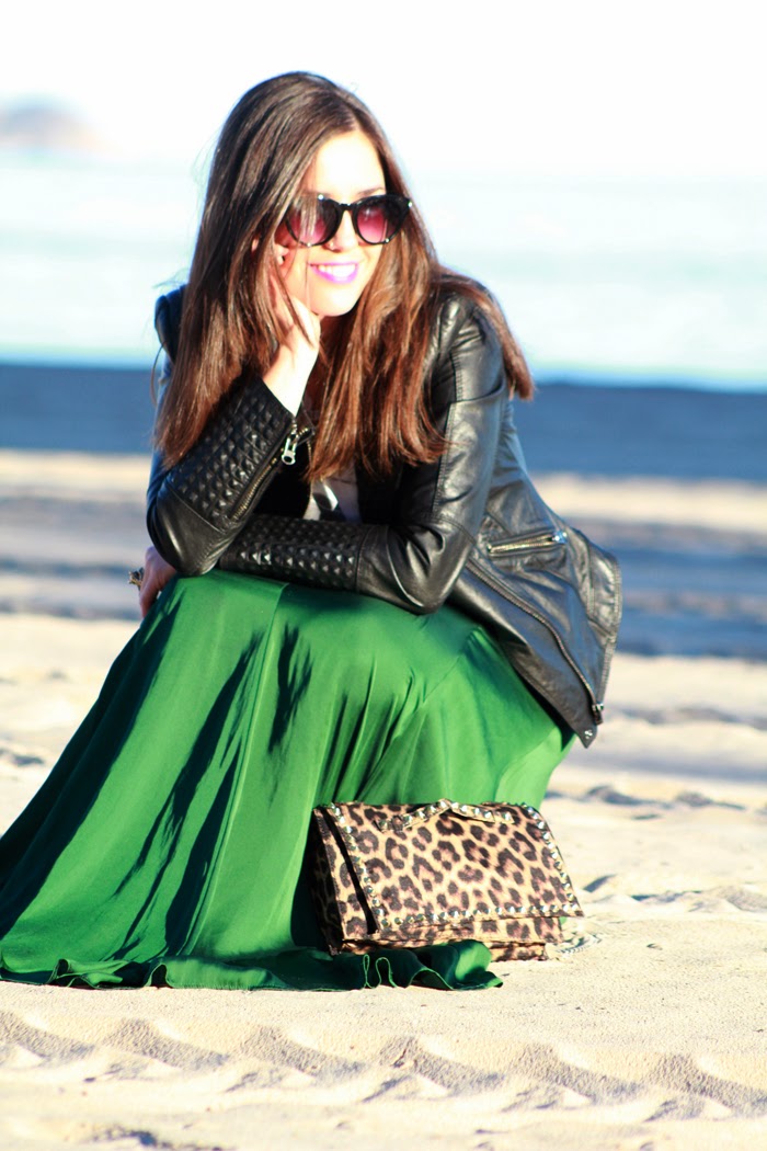Perfecto de cuero, falda larga verde, bolso de leopardo, converse