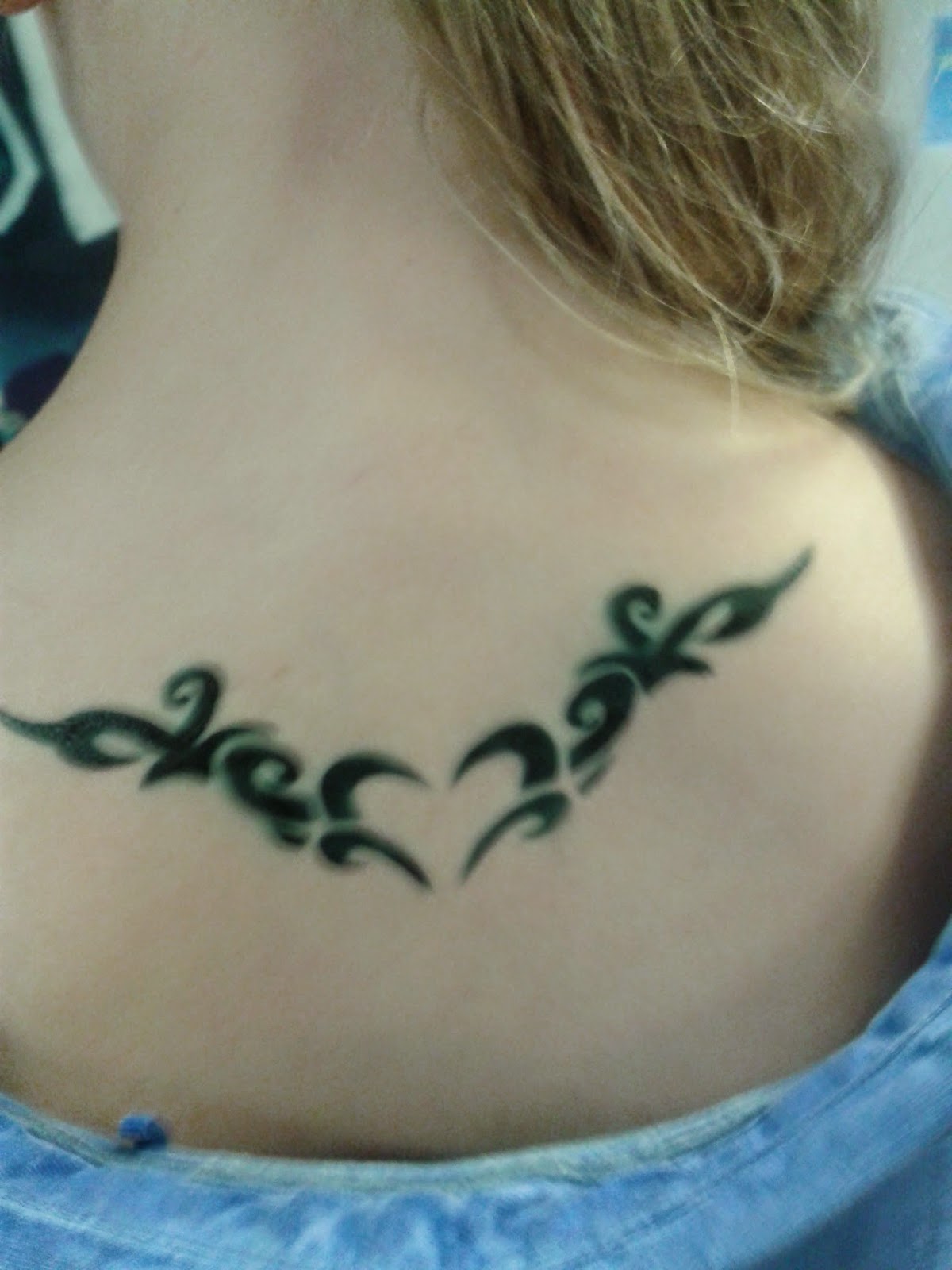 Airbrush Tattoo im Nacken