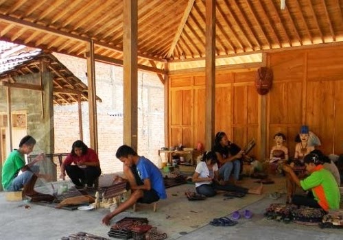 Membatik Dengan Media Wayang Kayu di Dusun Krebet Uniknya Cara Membatik Dengan Media Wayang Kayu di Dusun Krebet Bantul Yogyakarta