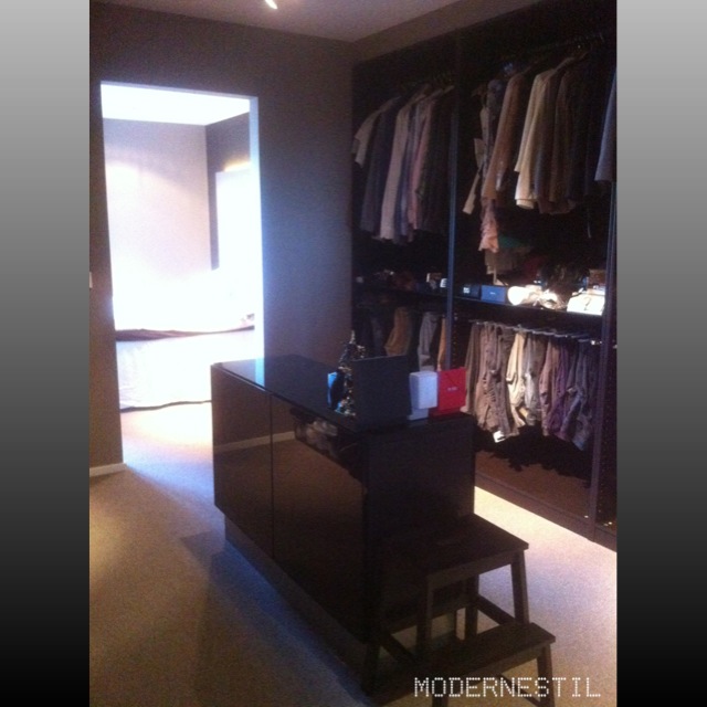 Modernestil: walk in closet