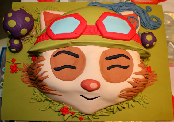 Proceso de modelado de tarta de Teemo,colocando detalles en fondant, por Sweet KOKEKO