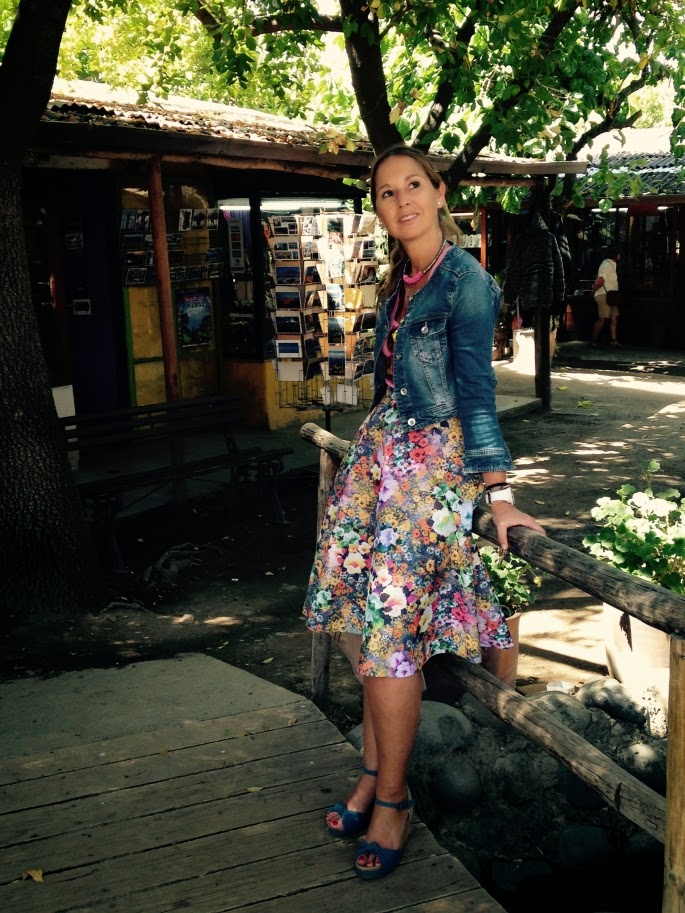 básica de Zara, alpargatas Castañer, torerita vaquera de Stradivarius y bolso tambien de Zara. El colgante que es una monada es de Concha Navarro.