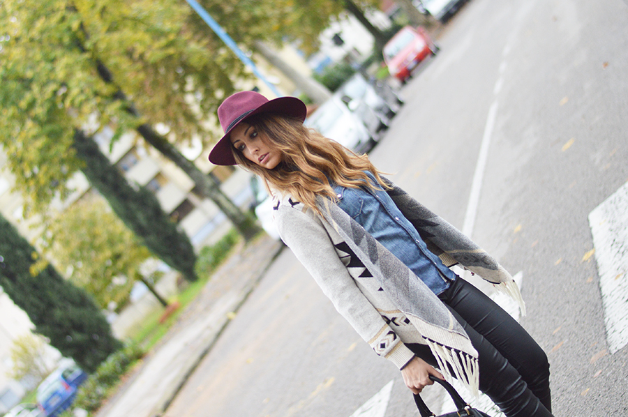 denim shirt, country chic outfit, country look, country look fashion blogger, givenchy bag, top italian fashion blogger, fashion blogger italiane, zara pants, leather pants, stradivarius shoes, stradivarius boots, panizza hat, burgundy hat, fashion blogger hat