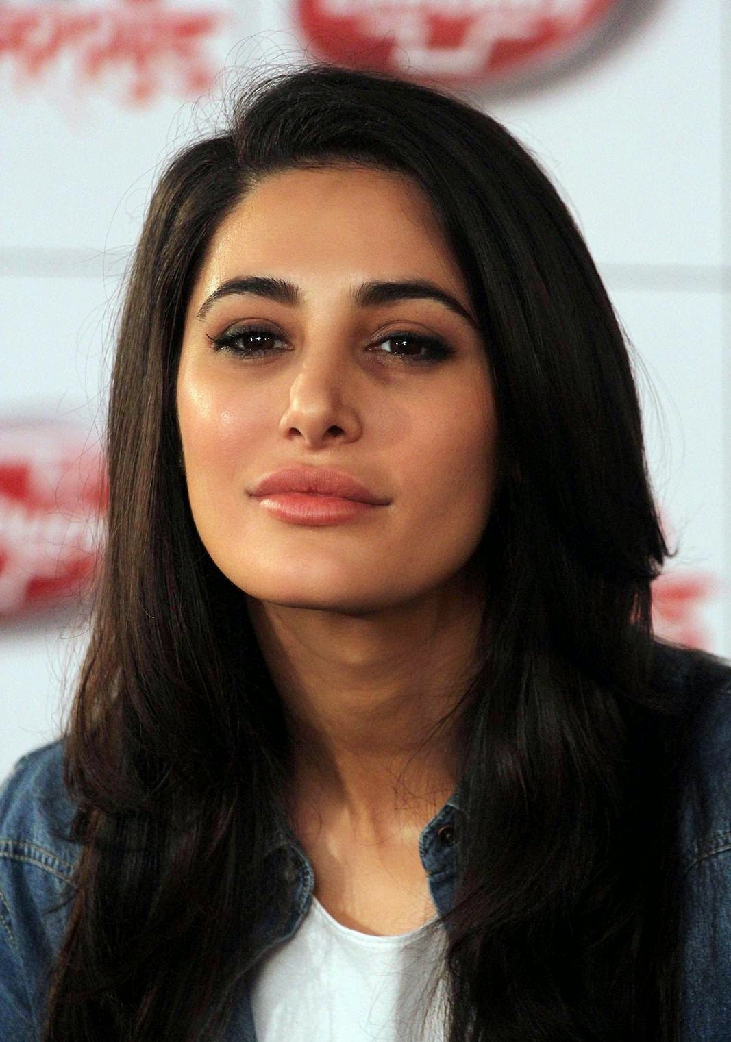 High Quality Bollywood Celebrity Pictures: Nargis Fakhri Looks Super