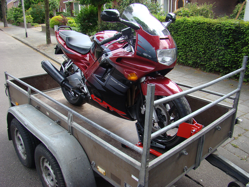 Twitter in het kwadraat. Motor in aanhanger vastzetten, hoe doe je dat?