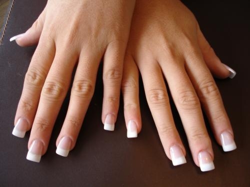 pequeñas extenciones de resinas acrilicas ,natural,transparente o bien los ULTRA WHITE, utilizados para la creacion de FRENCH PERMANENTE.