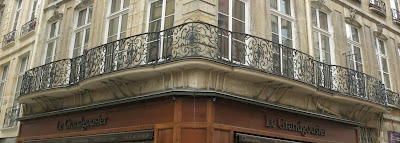 Balcon sur l'angle du 54 rue Saint-Honoré et 1 rue des Prouvaires à Paris