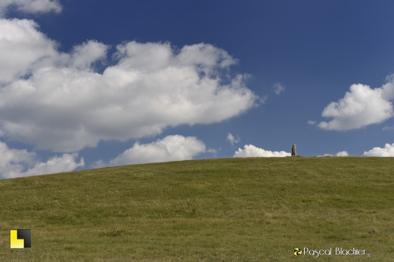 un menhir sur la colline photo blachier pascal