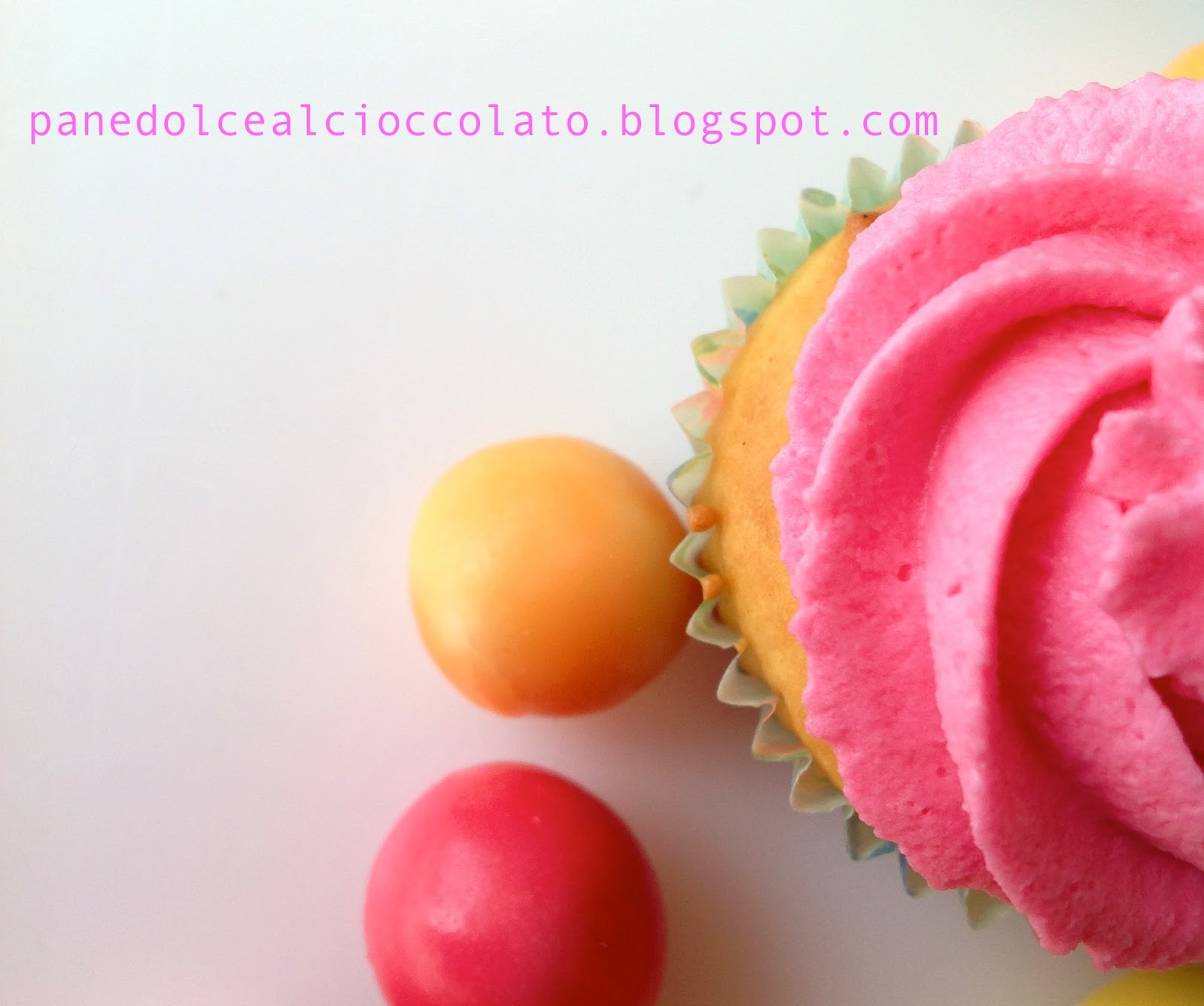 VANILLA CUPCAKE CON FROSTING ALLO YOGURT PANEDOLCEALCIOCCOLATO