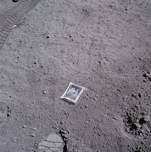 13. Foto keluarga yang tertinggal di bulan (1972)