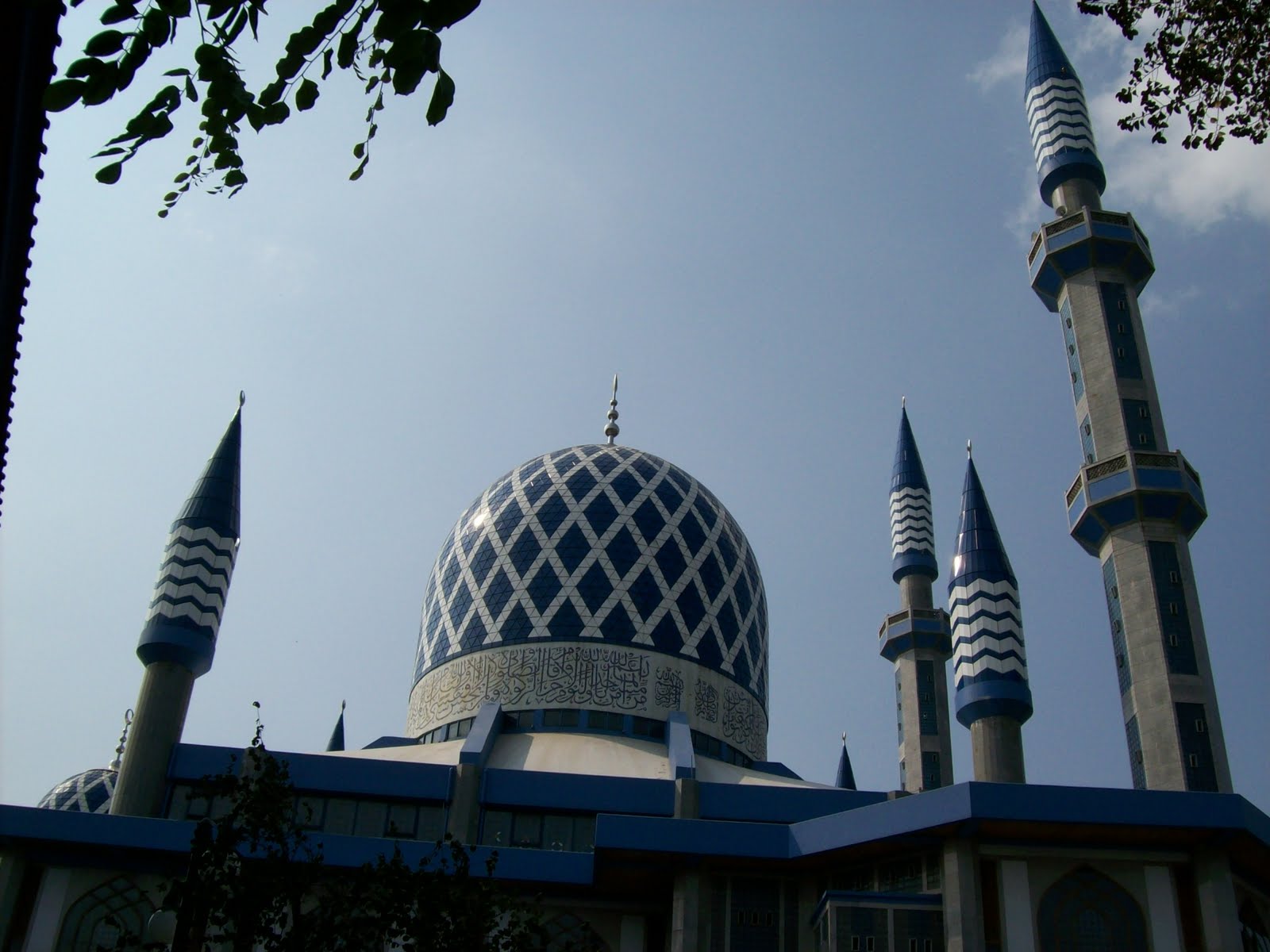 http://4.bp.blogspot.com/-IuDUnsmVlXA/TgY9CwNoLEI/AAAAAAAAAEk/bga5TcJHrYE/s1600/masjid+al+azhar.jpg