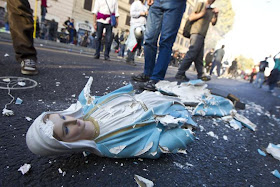 Evangélicos mijam e queimam imagem de Nossa Senhora  Nossa+Senhora+de+Lourdes+destruida+em+Roma