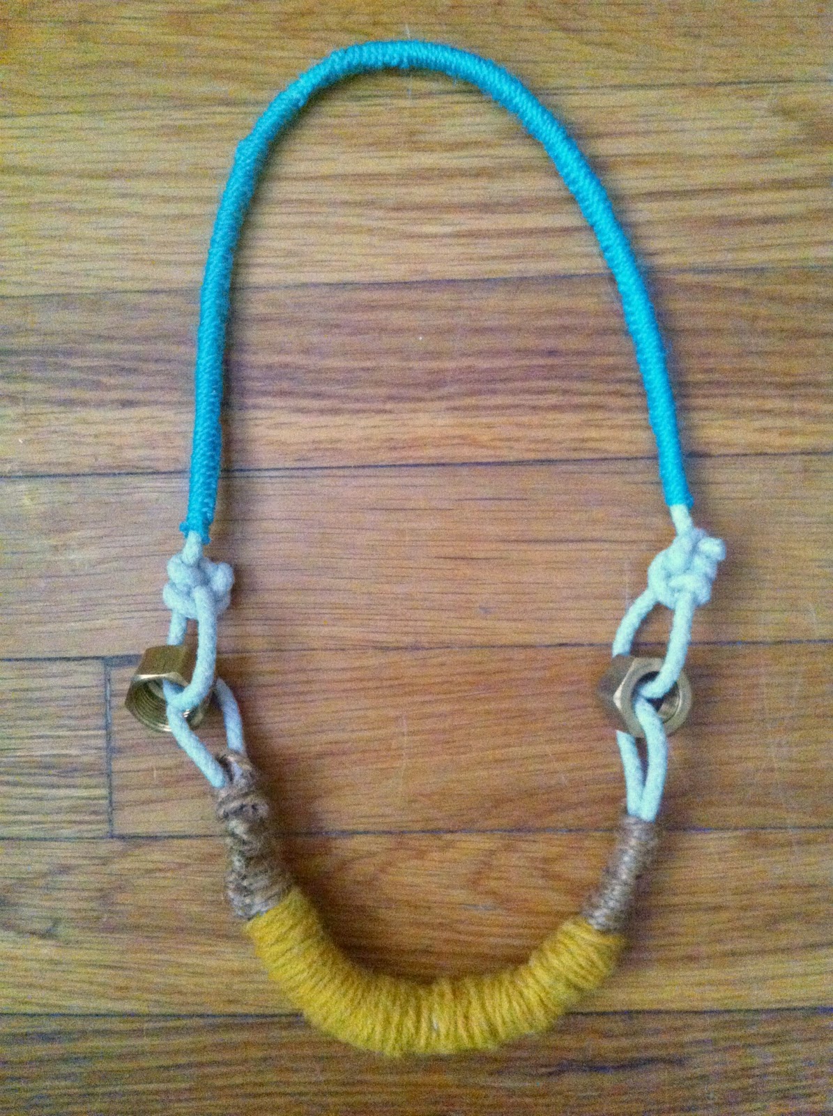 yarn+necklace+3.jpg (1195×1600) Diy fashion jewelry, Diy neon