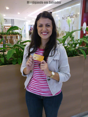 Camila Salles com o voucher da Cheiro de Pizza Camila Salles com o voucher da Cheiro de Pizza