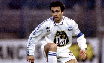 Quel sportif se cache derrière cette image ? - Page 16 1993+Corentin+Martins+AJ+Auxerre-Standard+Liege+2-1