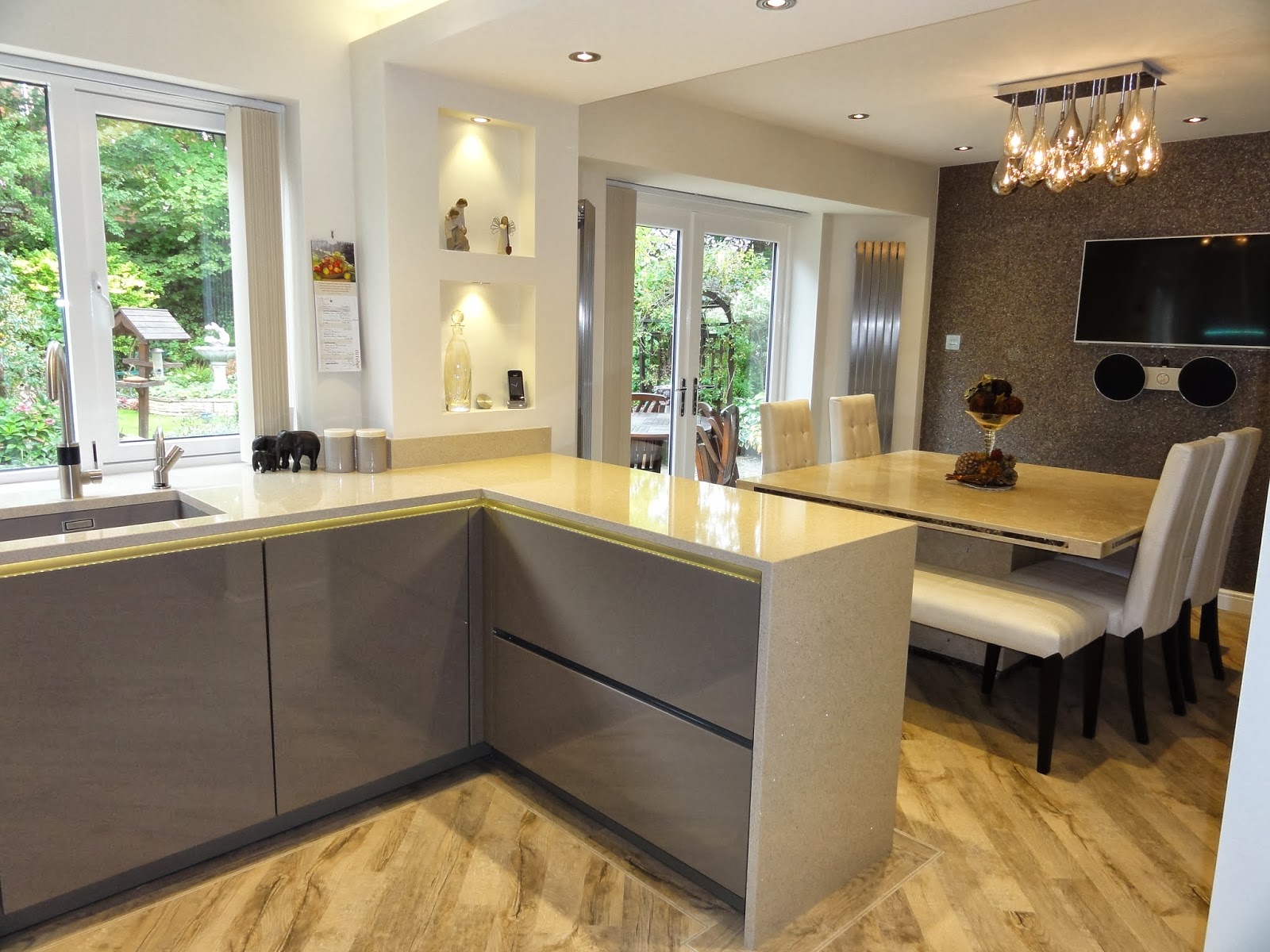 Kitchen in Beige Grey with feature splashback by Diane Berry Kitchens Kitchen in Beige Grey with feature splashback by Diane Berry Kitchens