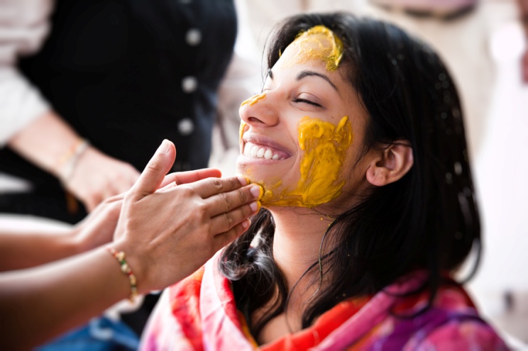 Káº¿t quáº£ hÃ¬nh áº£nh cho indian women use turmeric on the face