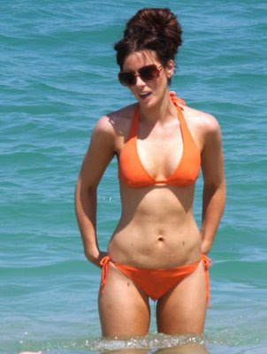 Kate Beckinsale in orange bikini
