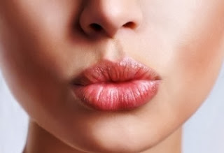 11 Cara Alami Mengatasi Bibir Kering dan Pecah Dengan Cepat