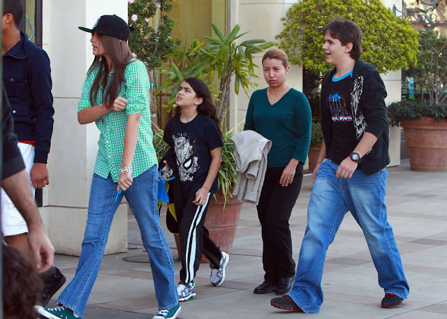 Filhos de Michael Jackson curtem cinema com amigos em LA Beckhamspassion+%25285%2529