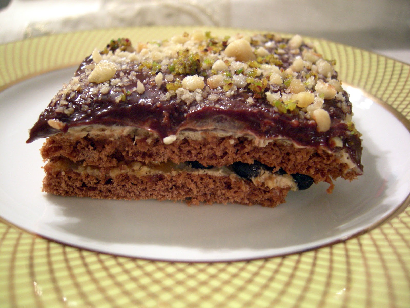 HAYATIN TATLARI Fındık Krokanlı Çikolata Soslu Tatlı