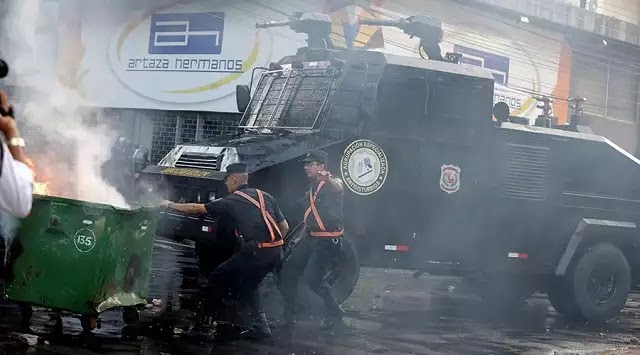 Αυτοί ΔΕΝ παίζουν. ΕΚΑΨΑΝ τη Βουλή. Παραγουάη: Φωτιά στο κτίριο του Κογκρέσου Αυτοί ΔΕΝ παίζουν. ΕΚΑΨΑΝ τη Βουλή. Παραγουάη: Φωτιά στο κτίριο του Κογκρέσου