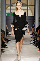 Пеплум с дълбоко деколте и дълги ръкави с големи волани на Balenciaga Пеплум с дълбоко деколте и дълги ръкави с големи волани на Balenciaga