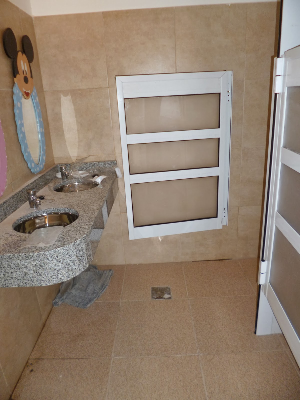 Via-Diseño (Carpintería de Aluminio): puertas para baño adaptadas para