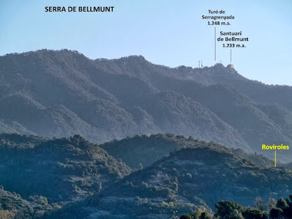 La Serra de Bellmunt amb el Santuari homònim en un extrem, vista des del pont sobre la C-17 La Serra de Bellmunt amb el Santuari homònim en un extrem, vista des del pont sobre la C-17