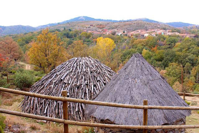 Carbonera y cabaña del carbonero en la senda de los Oficios en La Hiruela-Madrid