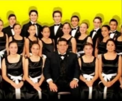 Paco Medina y el coro de ensamble juvenil