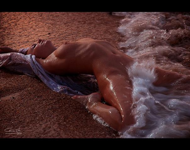 mulher na praia nua ondas buceta peitos