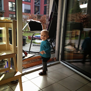 Christkind schaut aus dem Fenster