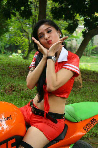 Foto Cewek Montok Baju Merah Hot