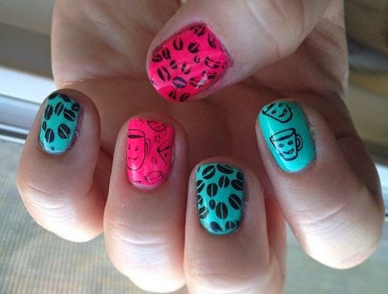 Unhas decoradas com motivos de café e chocolate quente / foto: Huffington Post Unhas decoradas com motivos de café e chocolate quente / foto: Huffington Post