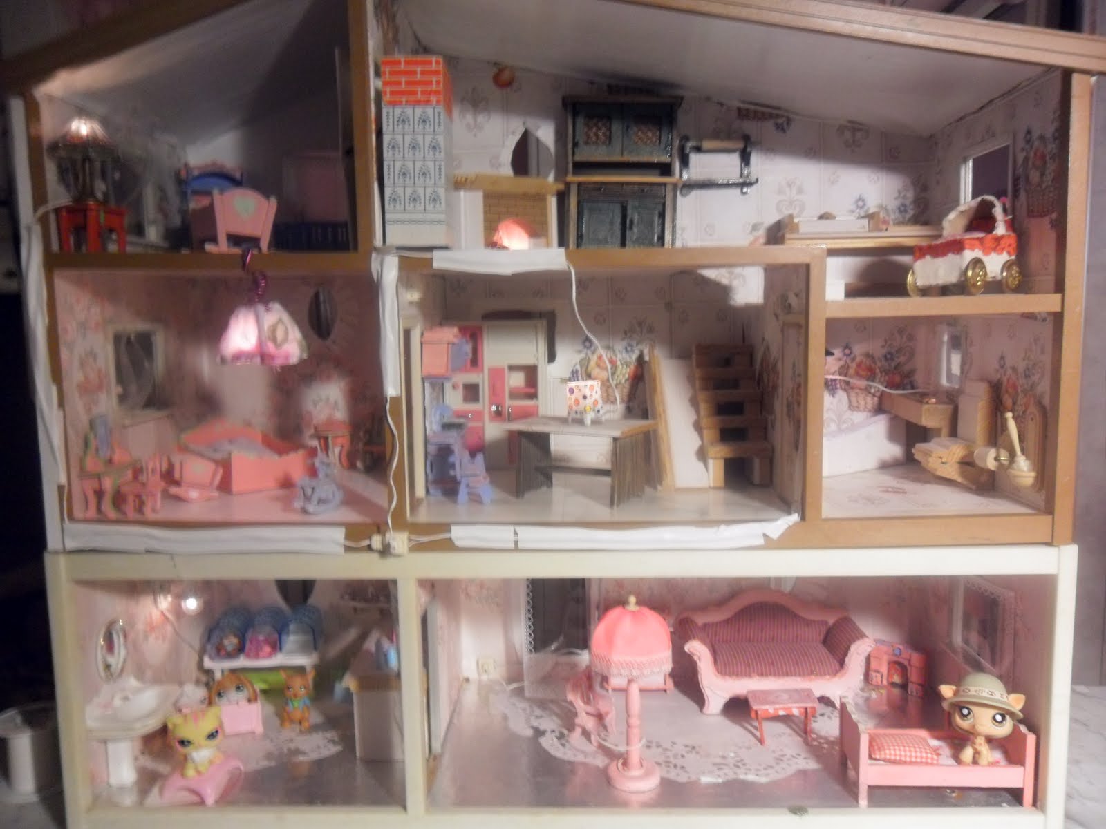 Puppenhaus Holz Selbst Bauen ~ Puppenhaus war an Sammelstelle Ich habe die Zimmer neu Tapeziert Puppenhaus Holz Selbst Bauen ~ Puppenhaus war an Sammelstelle Ich habe die Zimmer neu Tapeziert