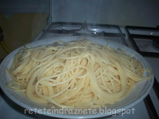 Spaghetti în alb