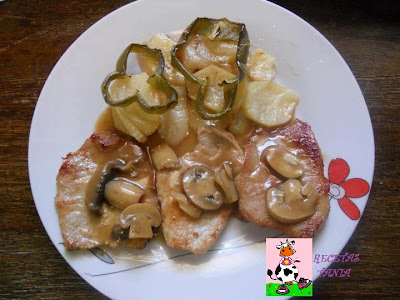 Cinta De Lomo Con Salsa De Champiñones Y Papas Al Horno
