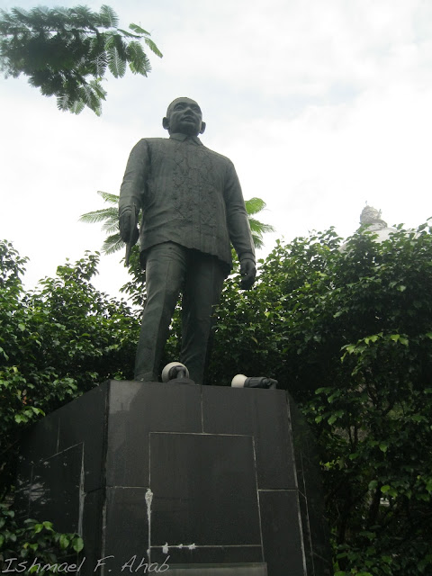 Statue of Roman Ongpin along Quintin Paredes Street.