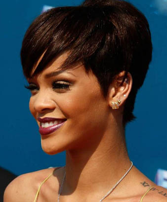 Rihanna Saç Kesim Modeli ve Rihanna Saç Rengi R&B müziğin kraliçesi Rihanna her daim saçlarını saç stilisti Ursula Stephen'in maharetli ellerine teslim etmekte ve iddialı saç modelleri ile karşımıza çıkmaktadır. Bu defa ise resimde gördüğünüz üzere Rihanna kısa saçlarını kahverengiye boyatmış, ustural ile kesilmiş olan saçlarını ise anlının üstüne düşecek şekilde sağ tarafa taratmıştır. Saçlarının arkasını kabarttıran Rihanna kısa saçları ile fark yaratmıştır.