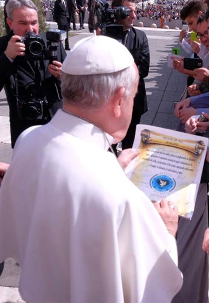 El Santo Padre Papa Francisco con el pergamino de Accion de Paz
