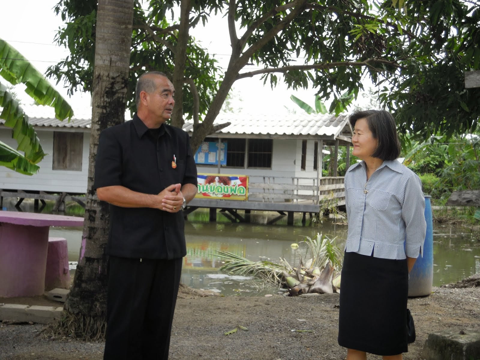 ตรวจเยี่ยมชมสภาพแวดล้อม และรับรายงานผลการดำเนินการของโรงเรียน