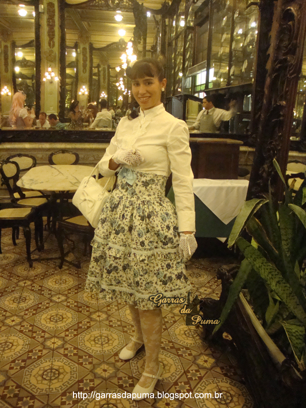 Classical Lolita. Sub-estilo inspirado na moda vitoriana e rococó original, suas estampas mais comuns são as Florais. Confeitaria Colombo, Rio de Janeiro-RJ, Junho de 2013. Clique na foto para ver maior!