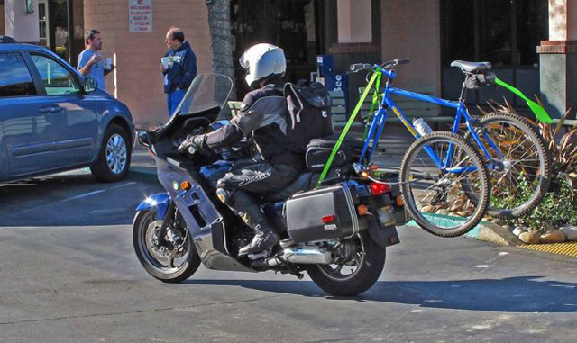 Bicicletas carregadas por motocicletas