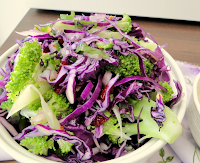 Salada de Brócolis com Repolho Roxo e Cranberries Salada de Brócolis com Repolho Roxo e Cranberries (vegana)
