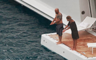 Beyonce Knowles wears a Red Bikini to celebrates her 32th birthday at Italy