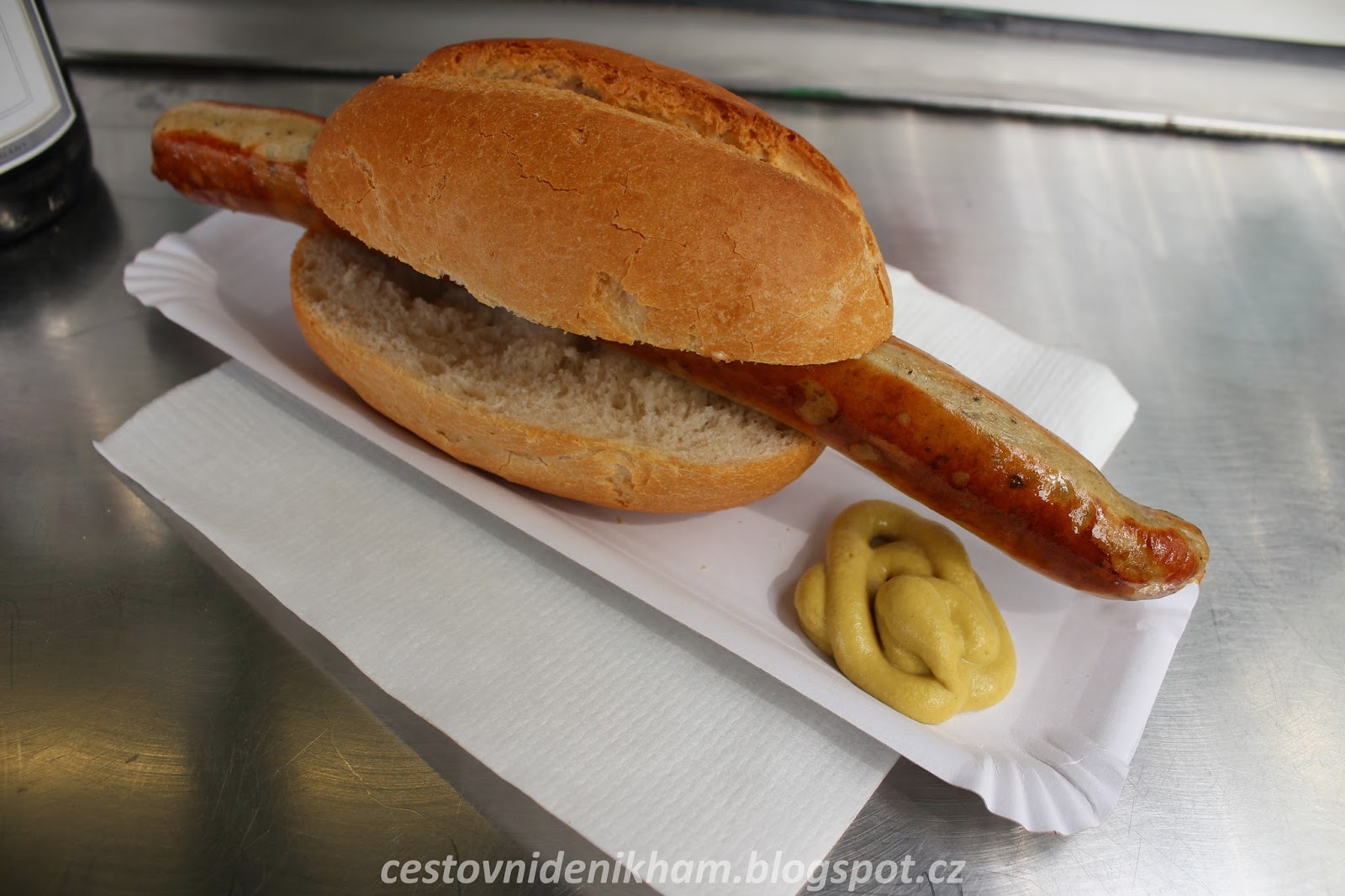 místní specialita - klobása v housce // local dish - sausage with bread místní specialita - klobása v housce // local dish - sausage with bread