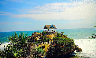 Pulau Jumino Layaknya Tanah lot Bali Pulau Jumino Layaknya Tanah lot Bali